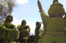 Imagen Figuras podadas en arboles de 